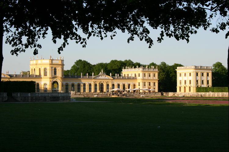 Orangerie - CESR - Man walking to the sky